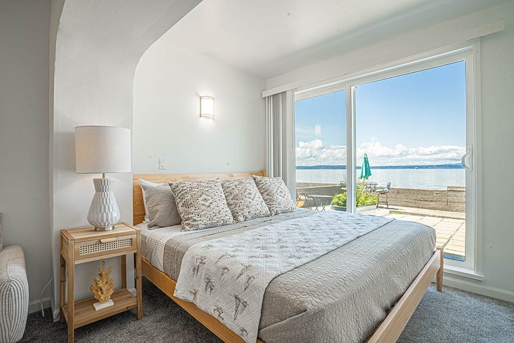 As you wake up each morning, be greeted by an awe-inspiring vista of the waterfront, right from the comfort of your bed