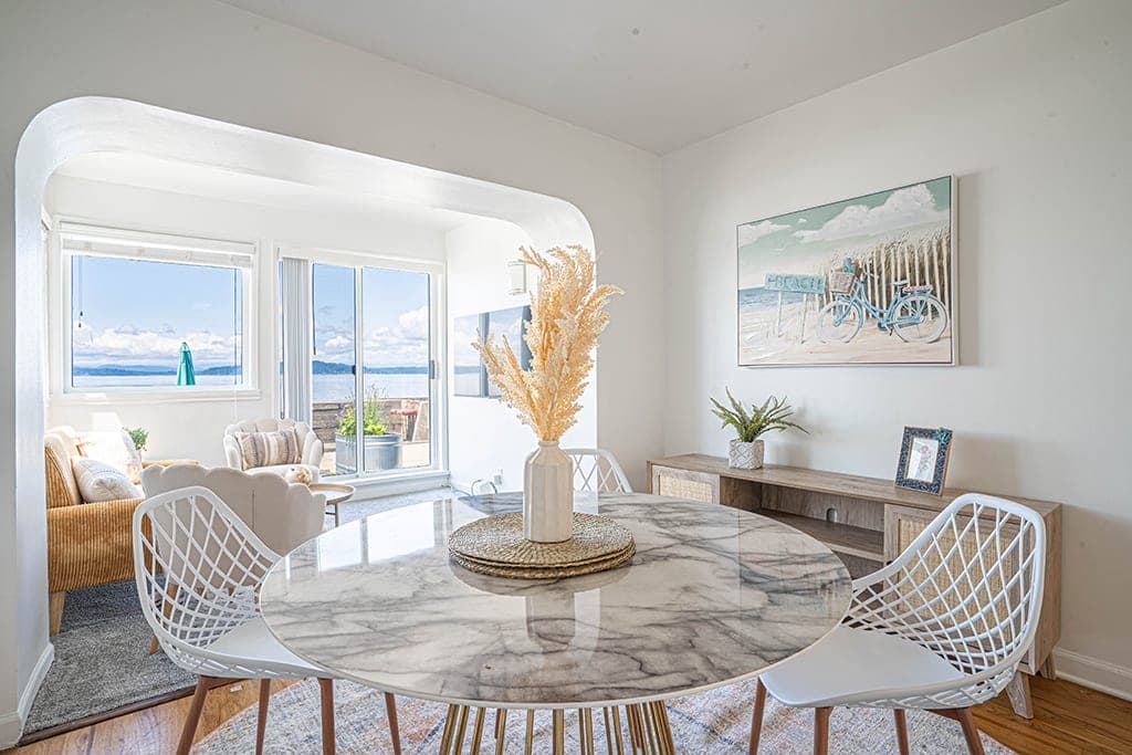 Enjoy your meals at the elegant dining table, which accommodates up to four guests, making it perfect for intimate gatherings or family meals. As you dine or lounge in the living room, the breathtaking view of the water serves as a serene backdrop, enhancing your experience with a sense of tranquility and natural beauty.