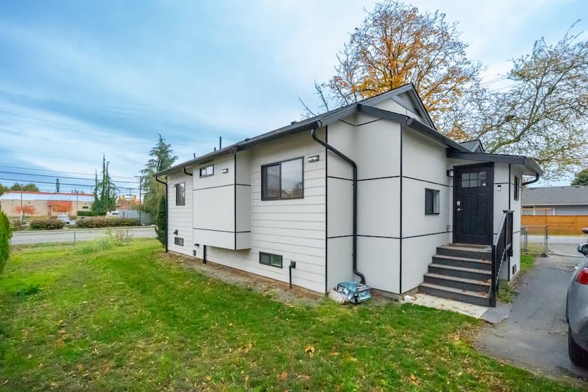 Welcome to your bright escape. Settle into this modern home with sleek, architectural style and enjoy easy access to everything your getaway has to offer.