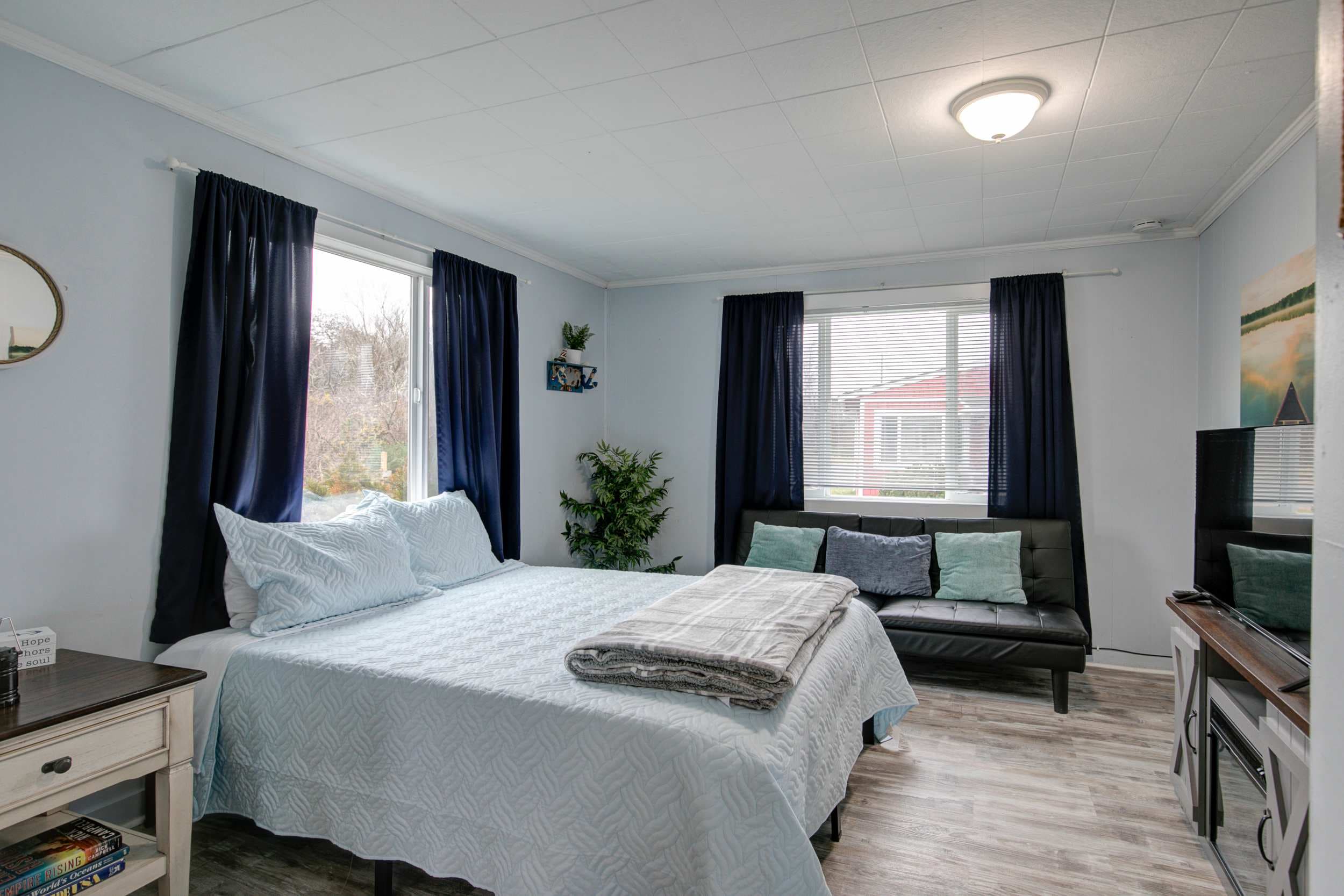 Relax in comfort: Queen size bed, sofa, and TV for a perfect retreat.