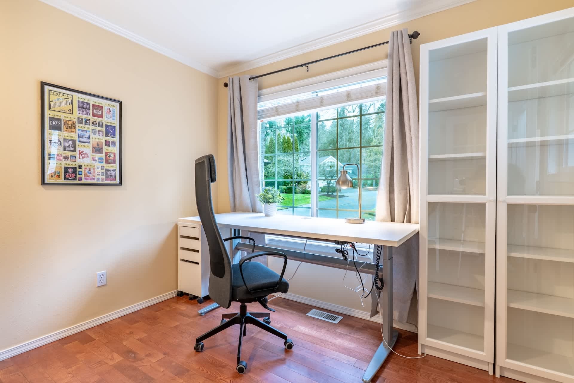 Where productivity meets inspiration: a modern office space ready for creativity.